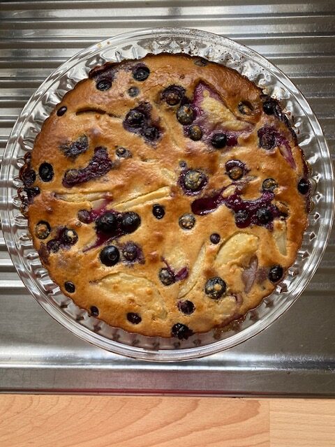 Clafoutis aux poires et myrtilles : une gourmandise saine et énergisante